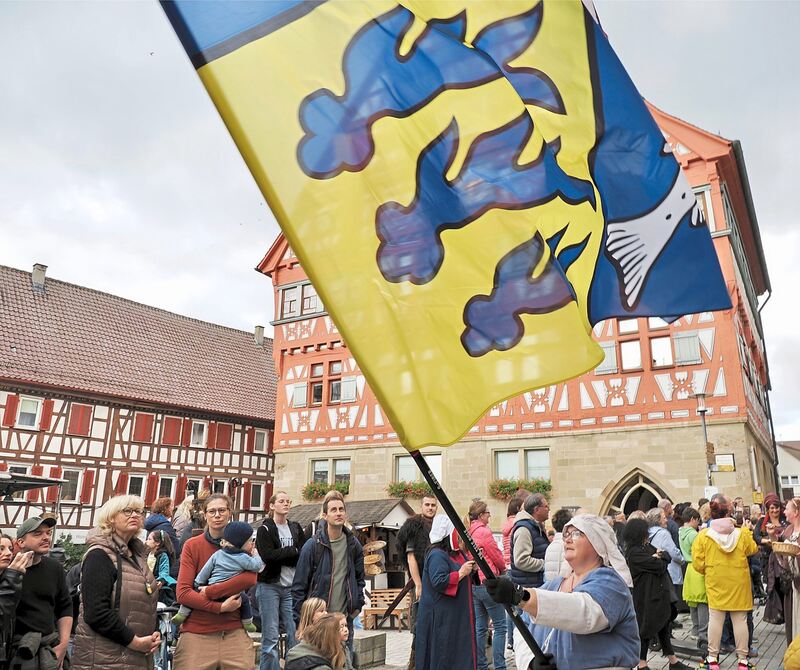 Die Fahne wurde vor dem Großbottwarer Rathaus geschwungen. Die Fahne wurde vor dem Großbottwarer Rathaus geschwungen.