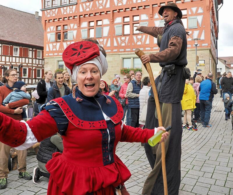 Mittelalterliche Outfits haben den historischen Markt abgerundet. Mittelalterliche Outfits haben den historischen Markt abgerundet.