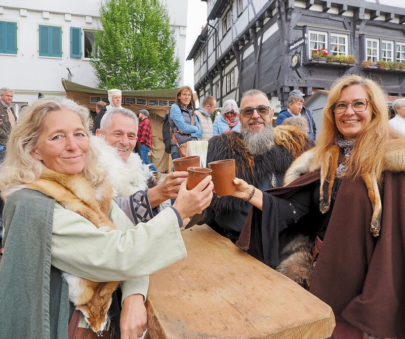 Viele Besucher haben sich mittelalterlich gekleidet. Viele Besucher haben sich mittelalterlich gekleidet.