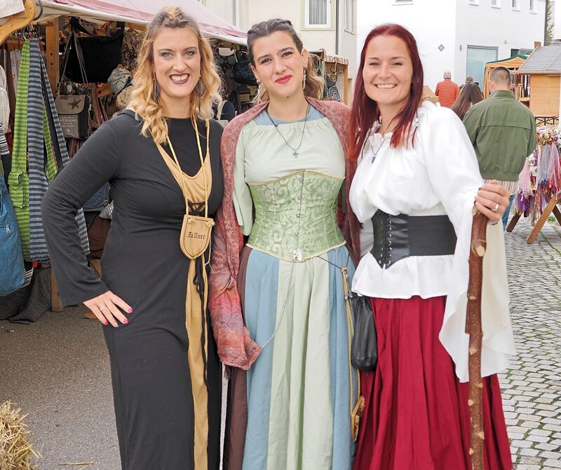 Viele Besucher haben sich in Schale geworfen. Viele Besucher haben sich in Schale geworfen.