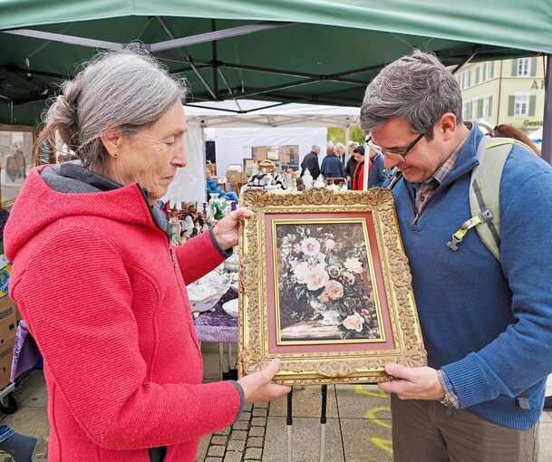 Auch Malereien in punkvollen Bilderrahmen gibt es zu kaufen. Auch Malereien in punkvollen Bilderrahmen gibt es zu kaufen.