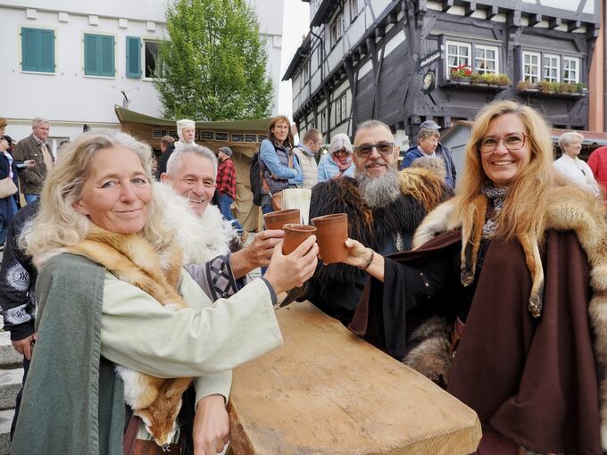 Gewandete Menschen lassen es sich gutgehen. Foto: Holm Wolschendorf