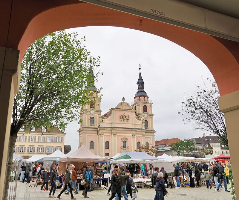 Der Marktplatz bietet eine tolle Kulisse für die alten Schätze.