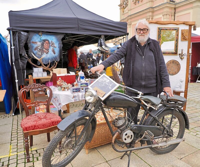 Auch ein Motorrad stand zum Verkauf.