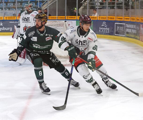 Zweifacher Bietigheimer Torschütze gegen Rosenheim: Jack Dugan (links), hier im Duell mit Starbulls-Verteidiger Shane Hanna.