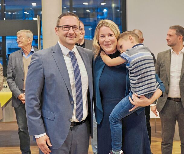 Christian Eiberger freut sich mit seiner Frau Silke und Sohn Anton über den Wahlerfolg.
