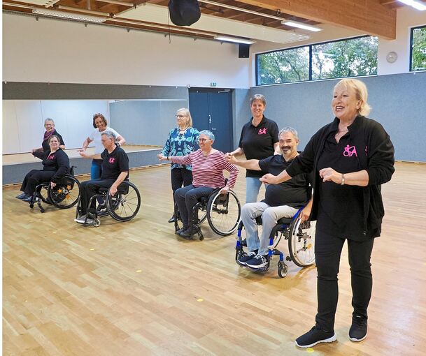 Sylvia Scheerer trainiert die Teilnehmerinnen und Teilnehmer im Rollstuhltanz.