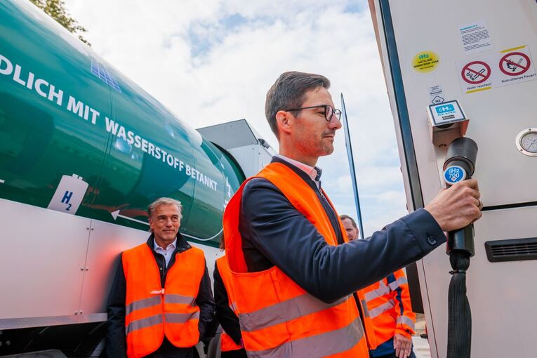 Stadt Freiburg eröffnet Wasserstofftankstelle für Müllautos