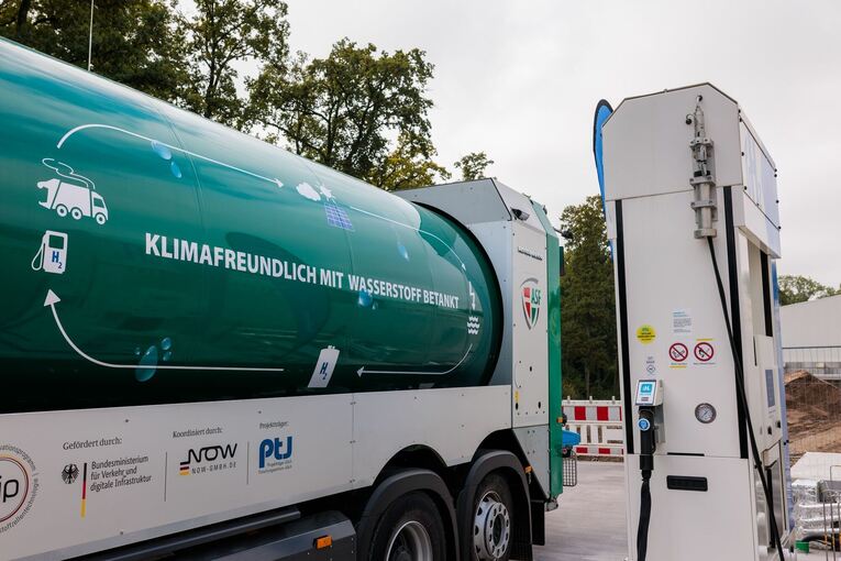 Stadt Freiburg eröffnet Wasserstofftankstelle für Müllautos