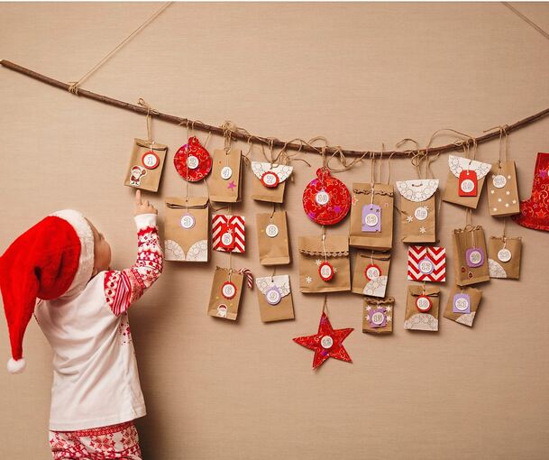 Wer nach Füllung für Adventskalender sucht, muss sich ranhalten. Die Kleinstartikel sind in den Geschäften jetzt schon stark nachgefragt.