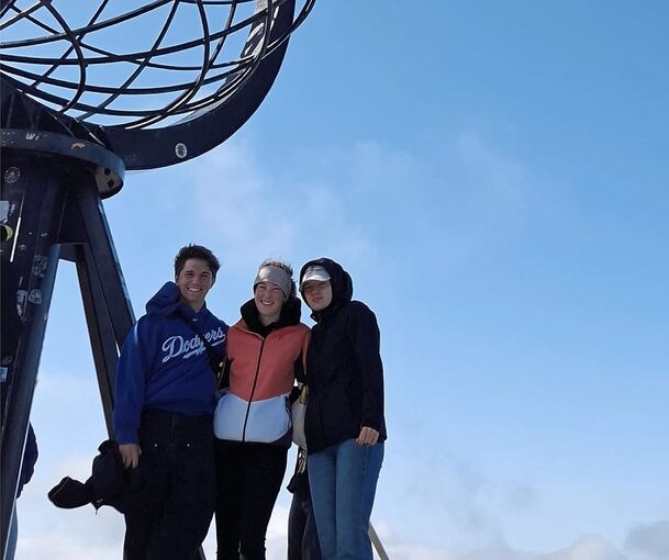 Am nördlichsten Punkt Europas: Lara-Mia Haizmann (rechts) ist mit einer Gruppe Schülern von Heidelberg bis an das Nordkap gereist.