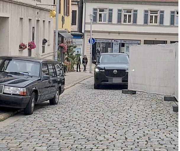 Dreist: Hier hat der Mazda-Fahrer gerade die Baustellenabsperrung geöffnet, dann parkt er dahinter. Dieses Pärchen nutzt den Geheimparkplatz an der katholischen Kirche – wie auch noch zwei andere Autofahrer. Danach werden die Halterungen fein säuberl