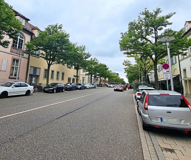 Die Wilhelmstraße am Sonntag: Die Parkreihe – im absoluten Halteverbot – geht auf beiden Seiten bis zur Wilhelmgalerie.