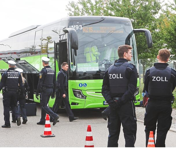 Rund 50 Beamte waren am Montag im Süden von Kornwestheim im Einsatz, um Fernreisebusse im grenzüberschreitenden Verkehr und ihre Passagiere zu überprüfen.