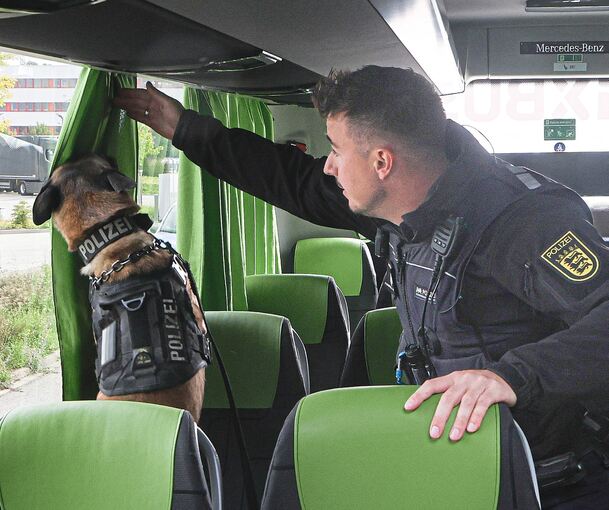 Mit dabei waren auch Polizeihunde, die Gepäck und Bus absuchten.