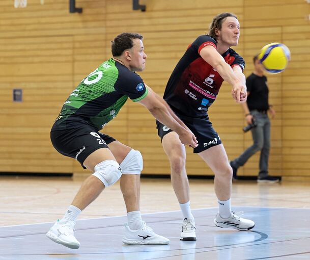 Teamarbeit: Neuzugang Jeffrey Klok (links) und Kapitän Ben-Simon Bonin bei der Annahme.
