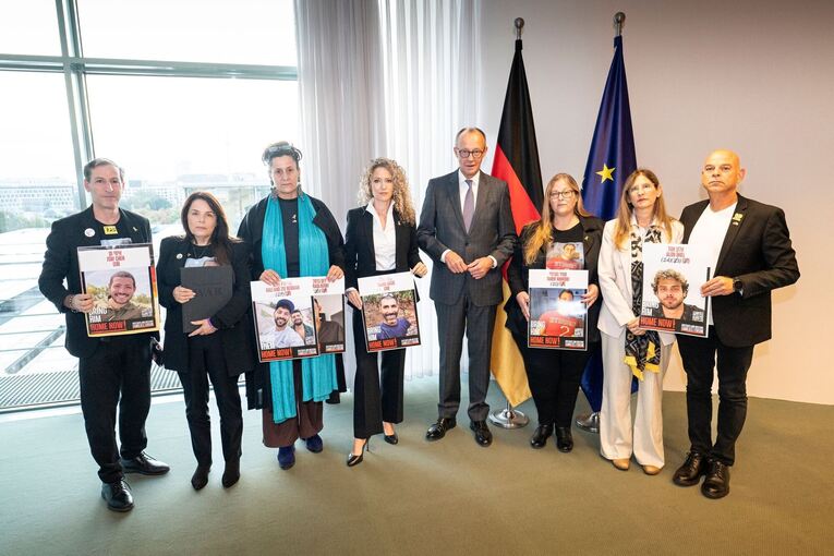 Merz trifft Angehörige von Hamas-Geiseln Merz trifft Angehörige von Hamas-Geiseln