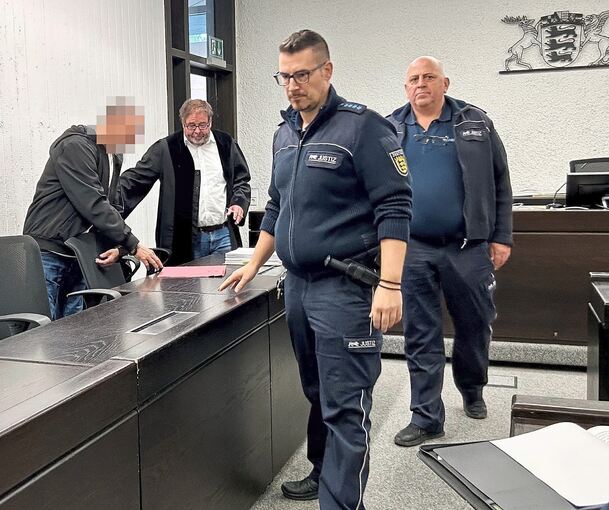 Der Angeklagte (links) ist seit einem halben Jahr in Untersuchungshaft. Von dort wurde er am Dienstag zum Prozessauftakt in den Verhandlungssaal des Landgerichts geführt.