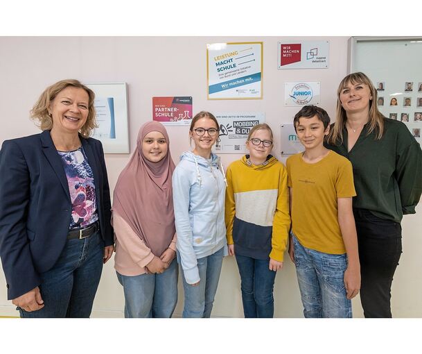 Schulleiterin Karin Kirmse (links) zusammen mit Anna Campagna, die die Lemas-Zertifizierung am HGG angestoßen hat, und den Talenten Sarah, Sophia, Lukas und Jeseja.
