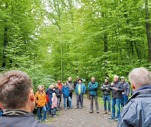 Viele Menschen sind gekommen, um mit Bürgermeister Holger Albrich (mit Mikro), Simon Boder vom Landratsamt (Dritter von rechts) und Revierförster Theo Wöhr (Vierter von rechts) den Wald zu begutachten.