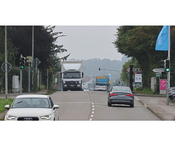Die B27 in Kirchheim: Der Unfall ereignete sich südlich der Kreuzung mit der Walheimer Straße, also in etwa auf Höhe des Blitzers.