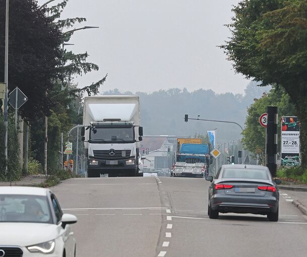 Die B27 in Kirchheim, an der Kreuzung mit der Walheimer und der Hofener Straße. Hier ereignete sich am 29. September ein tödlicher Unfall.