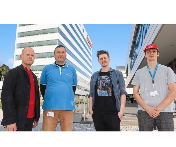 Hinter ihnen liegt das weithin sichtbare Bosch-Gebäude in Schwieberdingen, vor ihnen eine Zeit, in der sie um Arbeitsplätze kämpfen werden: (von links) Betriebsratsvorsitzender Tobias Möhle, Matthias Steinle, Julian Temme (beide Betriebsräte) und Ver