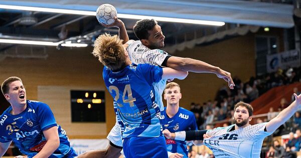 Ben Connar Battermann (vorne) hindert Bietigheims Djibril M’Bengue am Wurf.