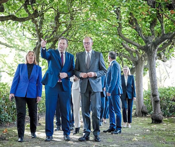 Zumindest auf dem Weg zum Fototermin war klar, wo es lang geht (von links):SPD-Chefin sowie Arbeits- und Sozialministerin Bärbel Bas, Co-SPD-Chef und Finanzminister Lars Klingbeil und Bundeskanzler Friedrich Merz bei der Kabinettsklausur in der Villa