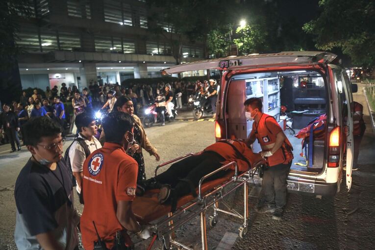 Starkes Erdbeben vor den Philippinen