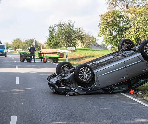 Auf dem Kopf kam das Auto zum Stehen.