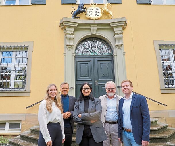 Erfüllen das Jägerhofpalais mit Leben (von links): Nadja Baumann, Uwe Baltner, Nadia Hoffmann, Gerhard und Tobias Baumann.