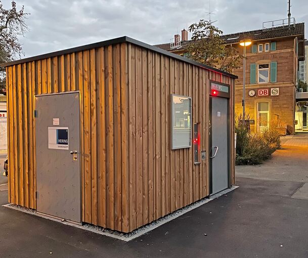 Seit Kurzem steht vor dem Korntaler Bahnhof eine WC-Anlage, die am 30. September offiziell in Betrieb geht. Die Stadt hofft, dass damit auch den Wildpinklern hinter dem neuen Radhaus Einhalt geboten wird.