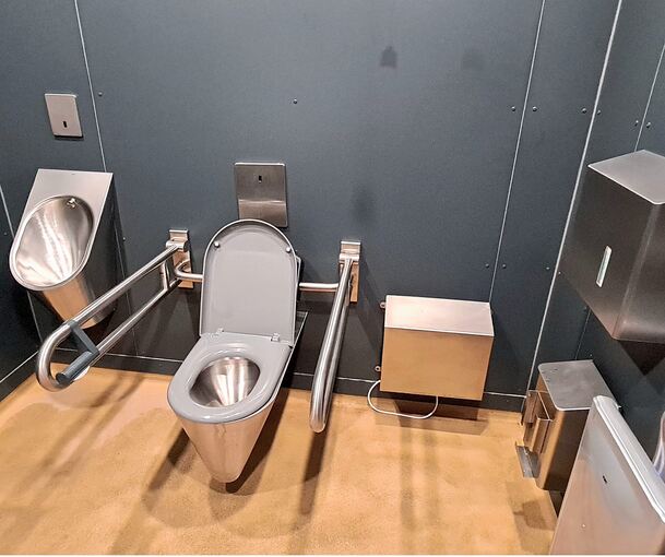 Das Urinal gleich neben dem Toilettensitz, das Klopapier (Kasten rechts an der Wand) in unerreichbarer Ferne: Das Behindertenklo lässt in Sachen Hygiene und Planung einiges zu wünschen übrig.