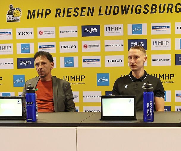 Die wichtigsten Mitarbeiter vor den wichtigsten Sponsoren: Riesen-Clubchef Alexander Reil (links) neben Trainer Mikko Riipinen.Foto Baumannn