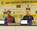 Die wichtigsten Mitarbeiter vor den wichtigsten Sponsoren: Riesen-Clubchef Alexander Reil (links) neben Trainer Mikko Riipinen.Foto Baumannn