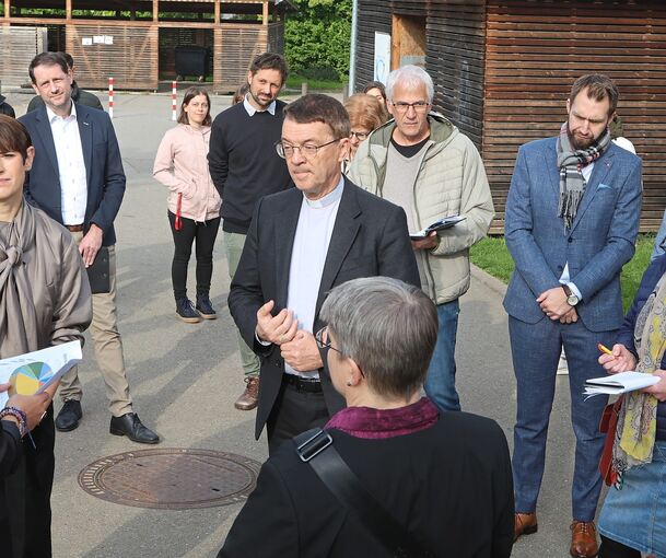 Landesbischof Klaus Krämer (rechts) lässt sich informieren.