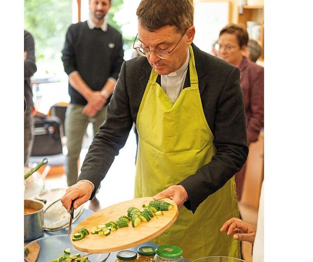 Bischof Krämer beim Kochen.