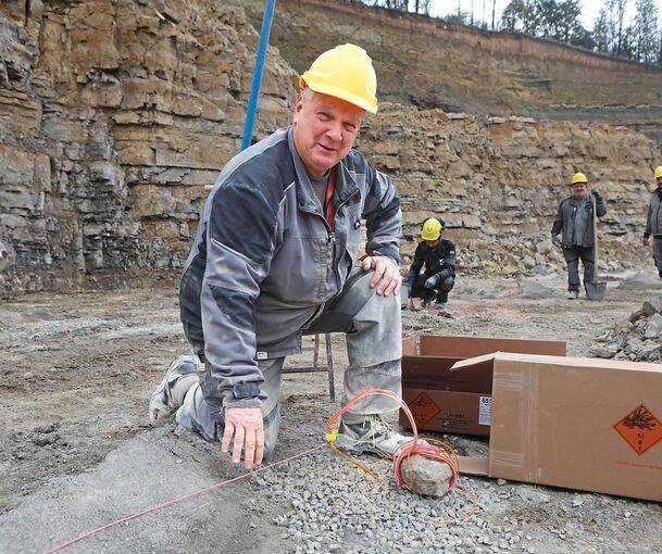 Michael Schwald überprüft die Sprengschnüre.