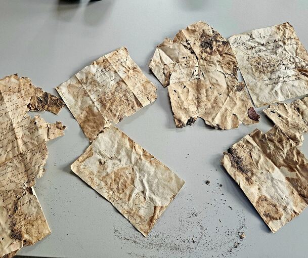 Die Sanierungs- und Umbauarbeiten des Alten Rathauses haben begonnen. Bei den ersten Sanierungsarbeiten sind in einer Zwischendecke unter dem Dach alte Schuldscheine, datiert aus dem Jahre 1671, gefunden worden.