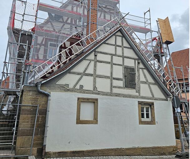 Bis hinauf zum Giebel ist das Alte Rathaus von Erligheim eingerüstet.