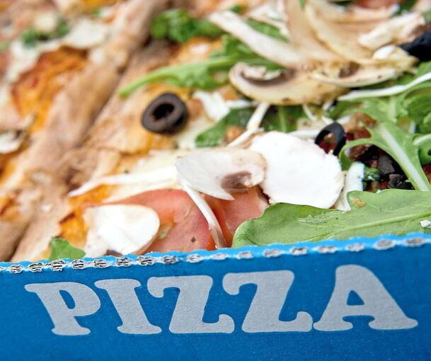 Bei einem Pizzalieferdienst wurden Verstöße festgestellt: Verdacht der Urkundenfälschung und illegalen Aufenthalts.