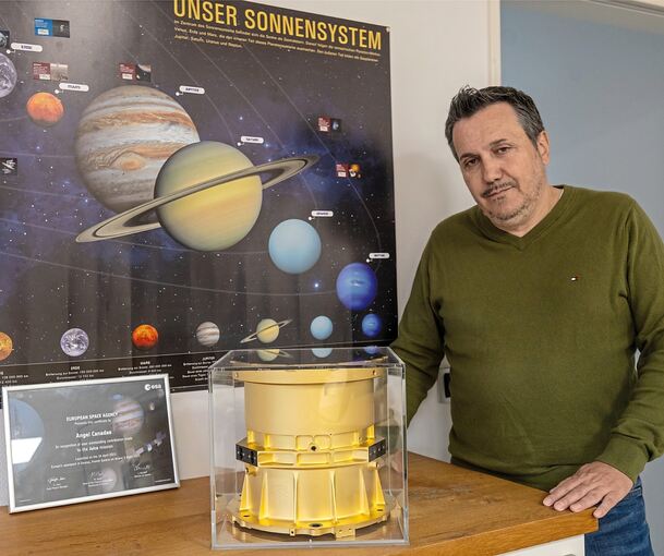 Angel Cañadas steht neben einem Objektivgehäuse, das bei einer von der Europäischen Weltraumorganisation (Esa) beauftragten Mission eingesetzt wird.