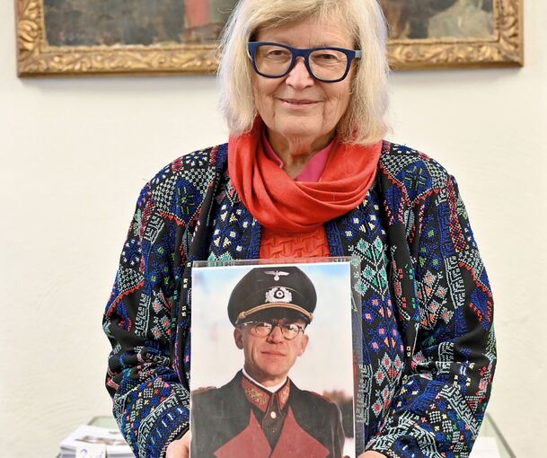 Barbara Fellgiebel mit dem Porträt ihres Großvaters.