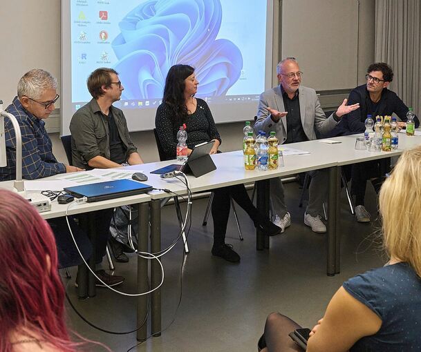 Nadja Schmidt (Linken-Kandidatin für den Landtag), Andreas Veit (Geschäftsführer der Wohnungsbau) und Luigi Pantisano (Linken-Bundestagsabgeordneter), diskutieren im Kulturzentrum über die Zukunft der Wohnpolitik (3. bis 5. v.l.).
