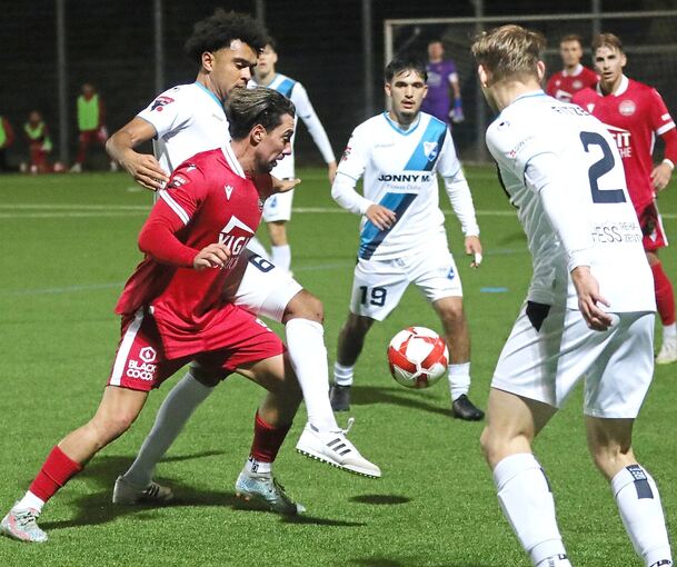 Bissingens Kevin Ikpide (hinten) versucht den dreifachen Torschützen Cristian Giles Sanchez zu stoppen.