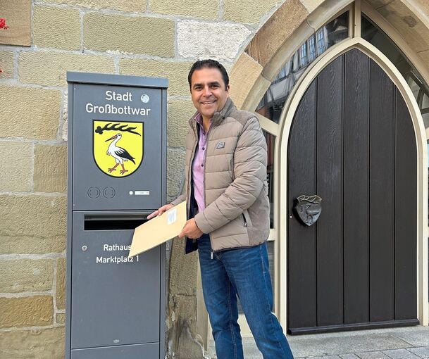 Am Tag der Deutschen Einheit am Rathausbriefkasten: Ralf Zimmermann hat seine Bewerbung eingereicht.