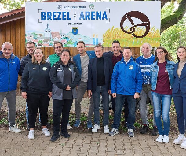 Das Sportgelände auf der Schray heißt jetzt Brezelarena. Das wurde am Freitag gefeiert.