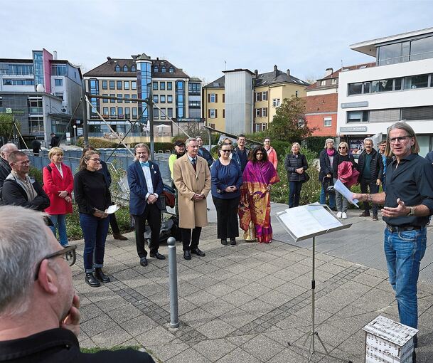 Frank Hoffmann stellt auf dem Solitudeplatz die Pläne zum Garten der Relgionen vor.