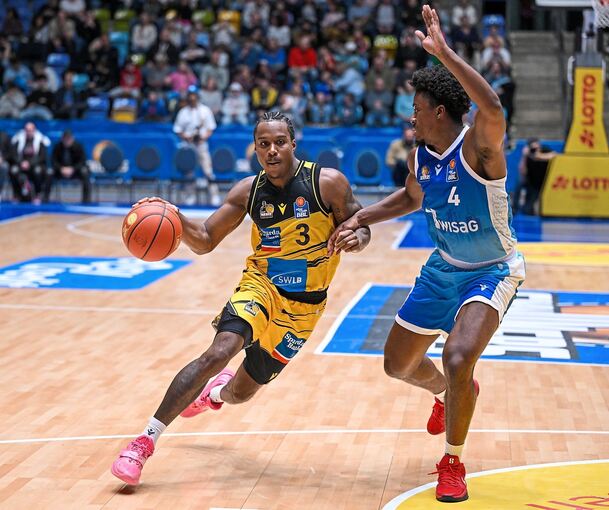 Erneut überragend: Stefan Smith (hier links im Zweikampf mit Nahiem Alleyne) führt die MHP-Riesen auch in der Liga zum Sieg gegen Frankfurt.